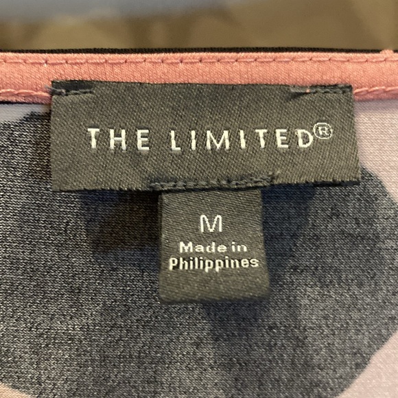 The Limited- mauve colored, floral, poly/ spandex blend beautiful blouse - Picture 3 of 7